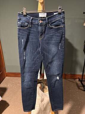 FRAME Le Skinny de Jeanne Distressed Skinny Jeans